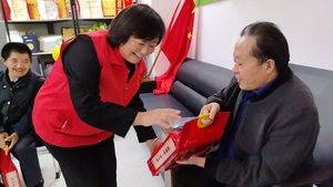 志愿者给予受助人生活物资